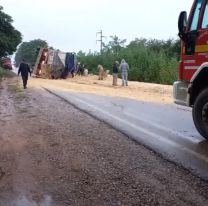 Camión sojero chocó y volcó en ruta 34: se llevó puesto un auto