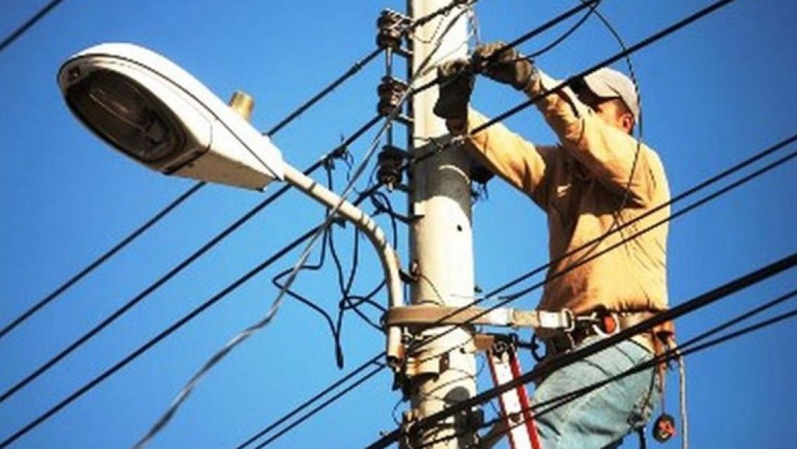 Obrero intentó arreglar un cableado eléctrico y le tocó la peor desgracia