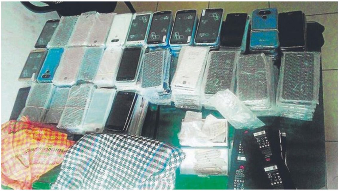 Mujer se escondió 70 celulares en el lugar menos pensado: así la encontraron