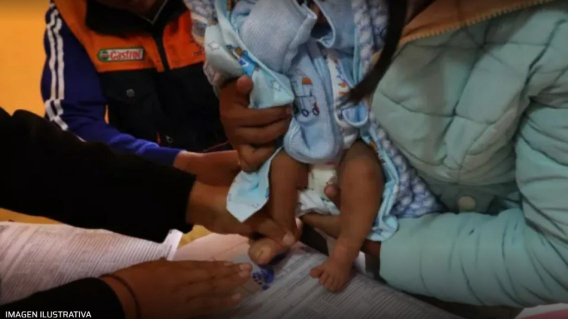 Gritos en una familia: una bebé se broncoaspiró y murió en medio de la desesperación