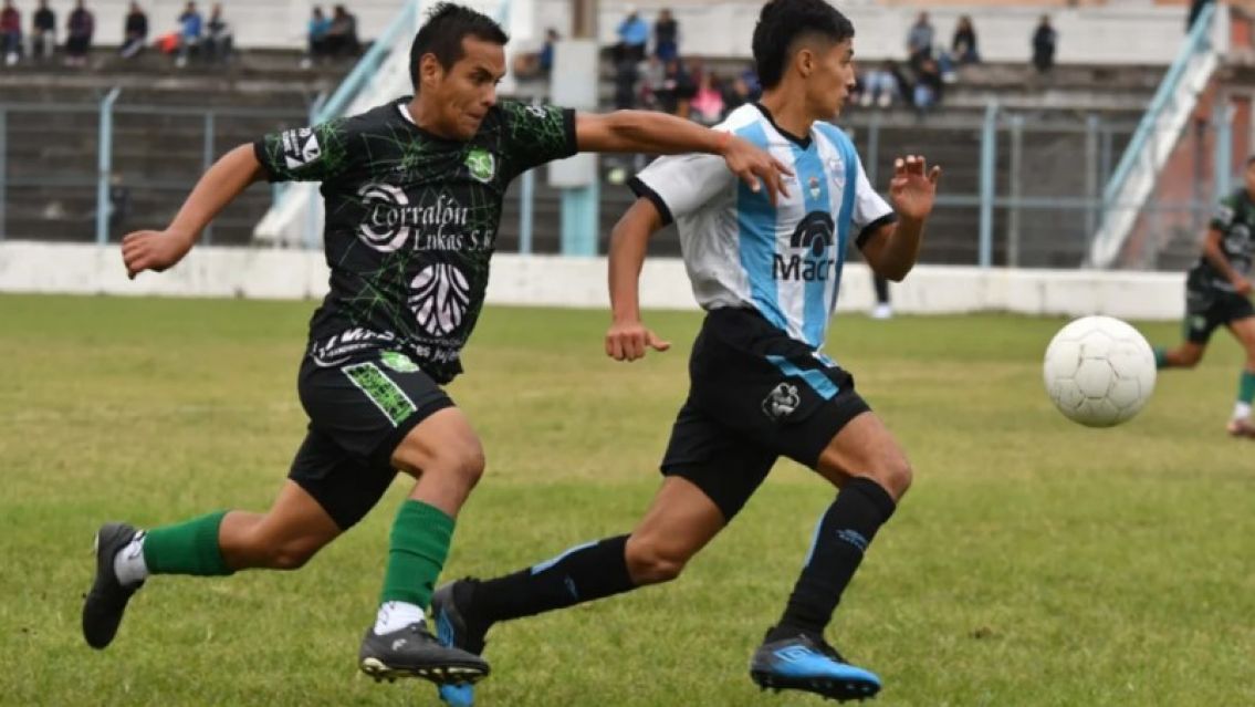 El lobo dio clases de f�tbol, gole� y enloqueci� a sus hichas