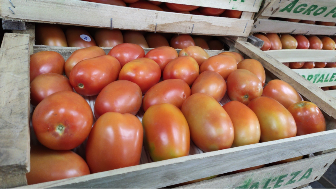 "Tomate por unidad", ante la crisis, la gente compra de a uno o de a tres