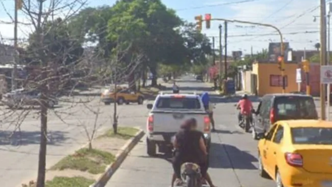 Conductor imprudente pasó en rojo, embistió a una nena y se fugó en San Pedrito