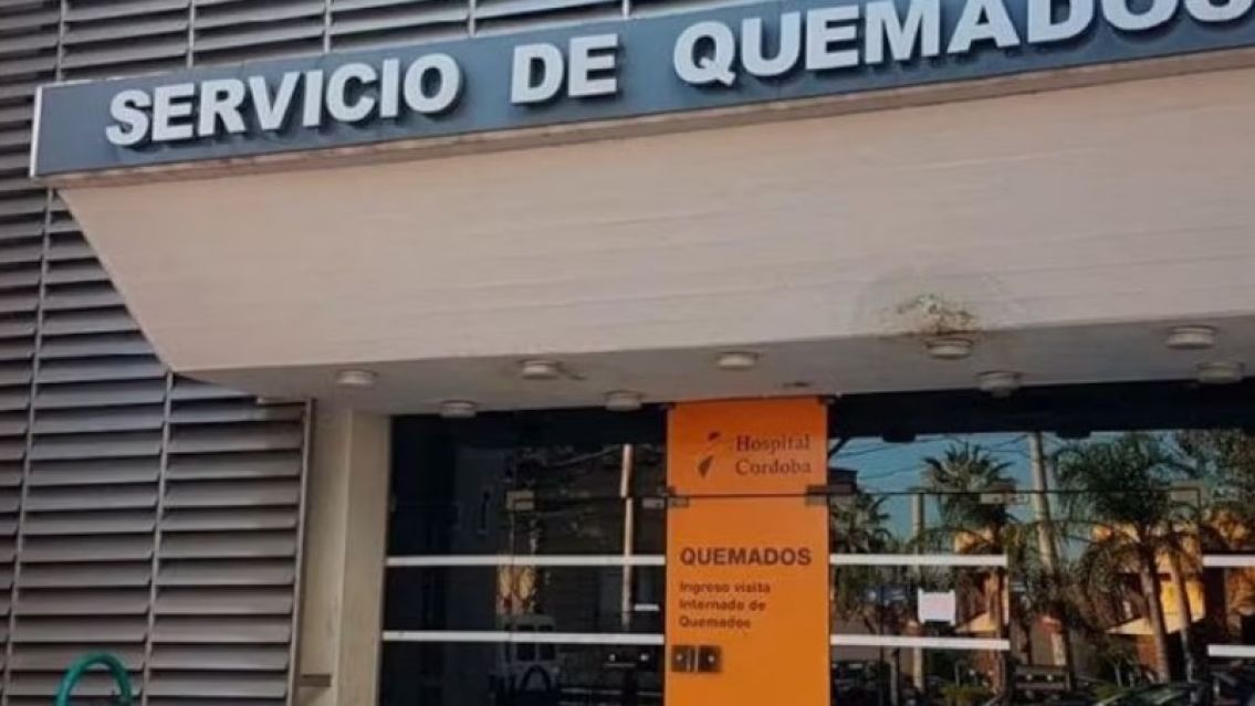 Se le cay� aguarr�s en la hornalla, se quem� todo el cuerpo y muri�