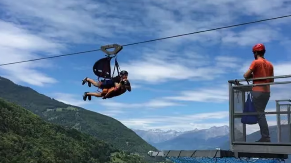 Fue a "jugar" a un parque extremo, usó la tirolesa y murió. Pasó lo peor