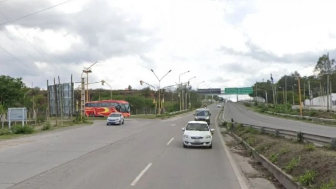 Juje�os esperaban el colectivo tranquilos hasta que cayeron motochorros con pistolas