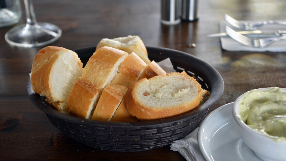 Revelan porqué en algunos restaurantes sirven pan de una y "gratis"