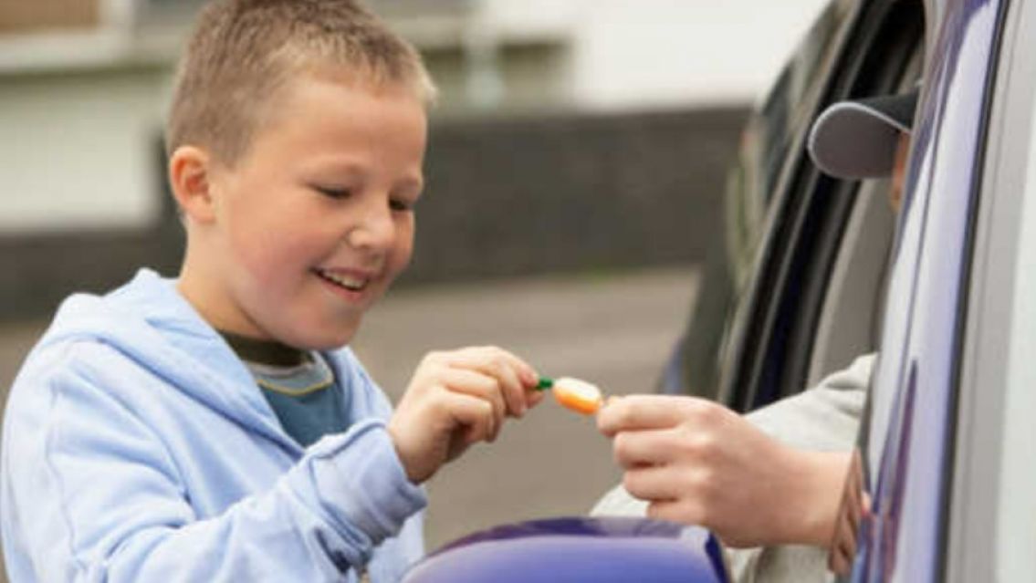 "Sub�, te dejo en tu casa": abuelo se llev� a changuito de un parque y le hizo lo peor