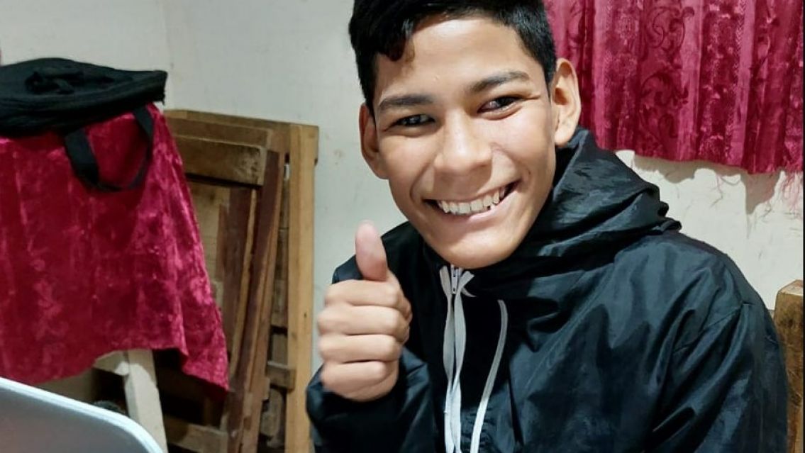 Pablo logró conseguir una notebook para seguir estudiando a pesar de haber perdido la vista