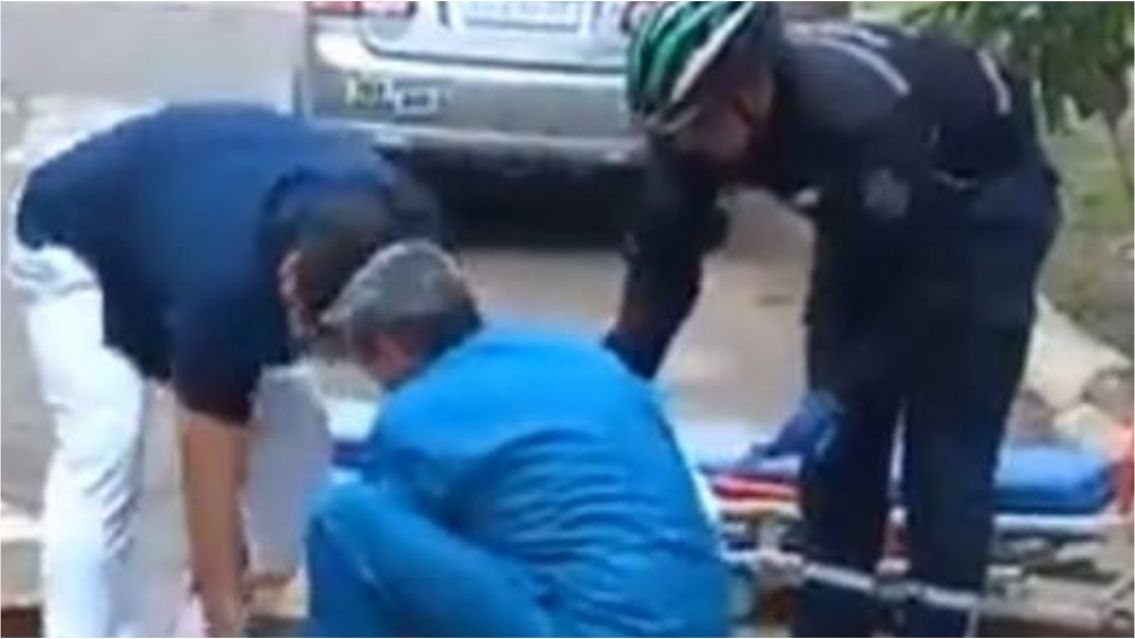 Se cayó de la moto y murió mientras lo reanimaban: tenía 16 años