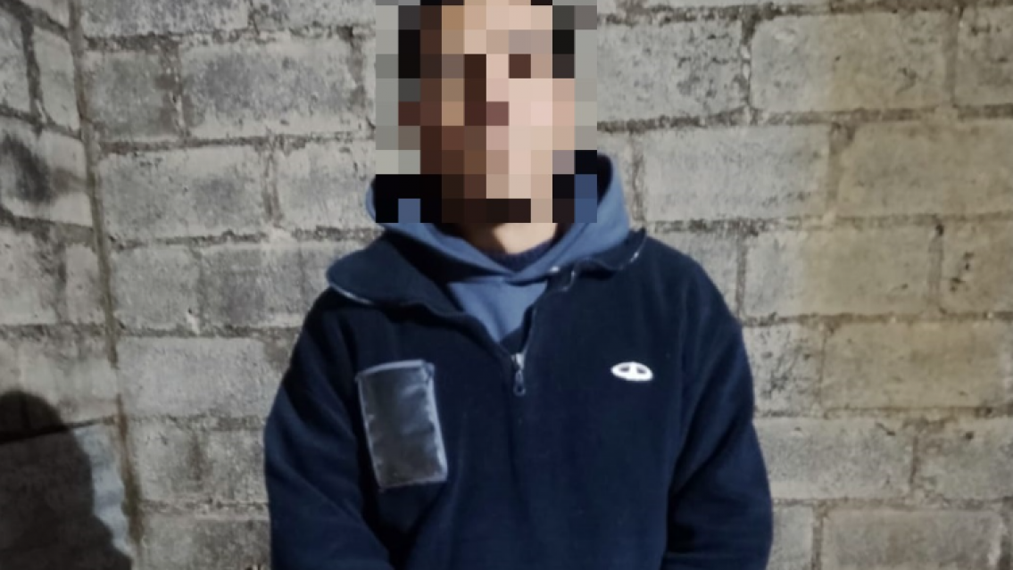 Jujeño se hacía el "rambo" mostrando su cuchillo: Justo lo vio un policía