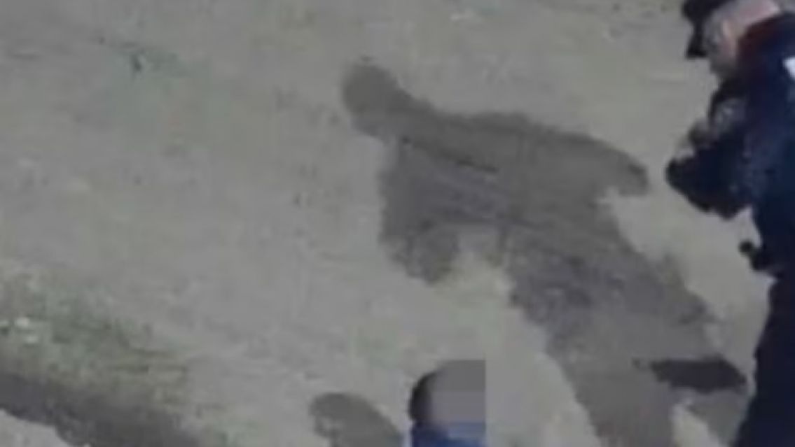 En medio del fr�o, apareci� un beb� gateando solo en un peligroso barrio