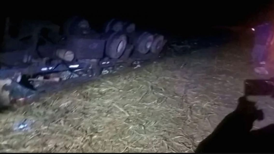 Volc� un cami�n repleto de gaseosas y fernet: lo saqueron por completo