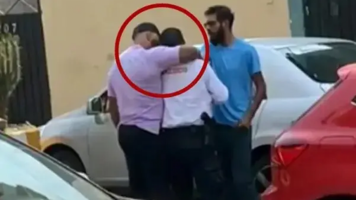 Quiso zafar del control y no tuvo mejor idea que hacerle "una llave china" al inspector. Lo desmayó