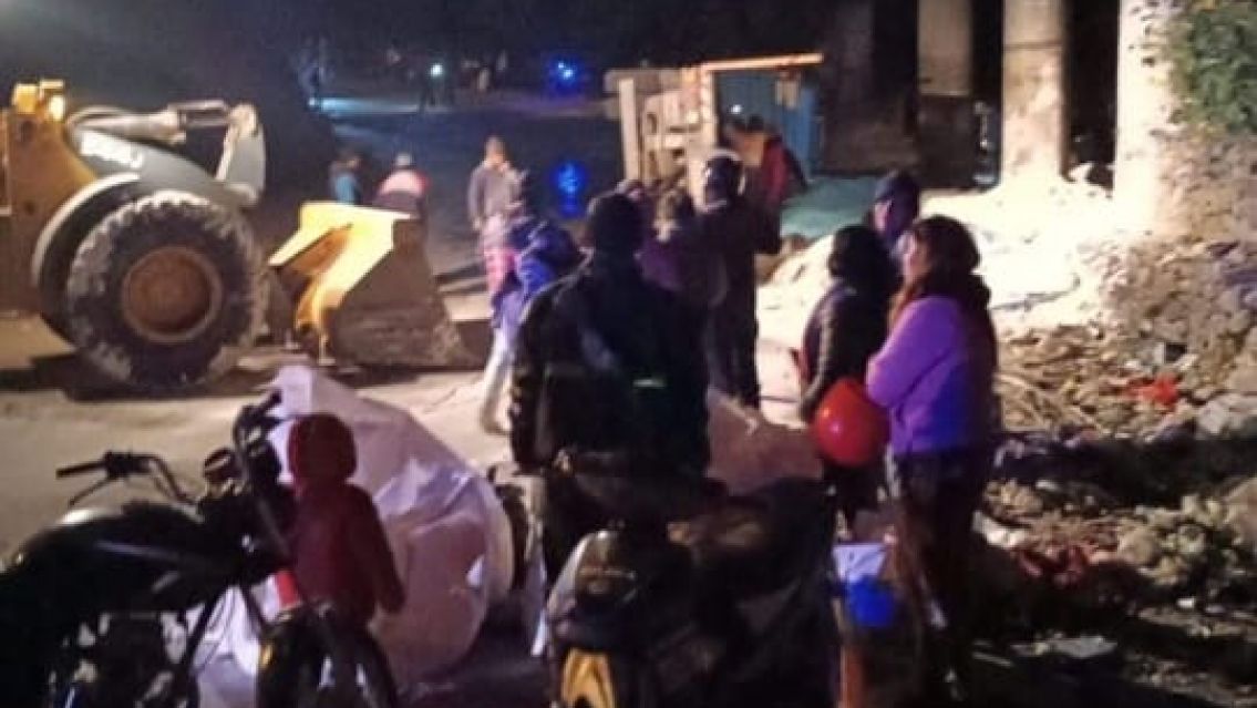 Tensión en la 66: Volcó un camión con harina y vecinos quisieron saquearlo