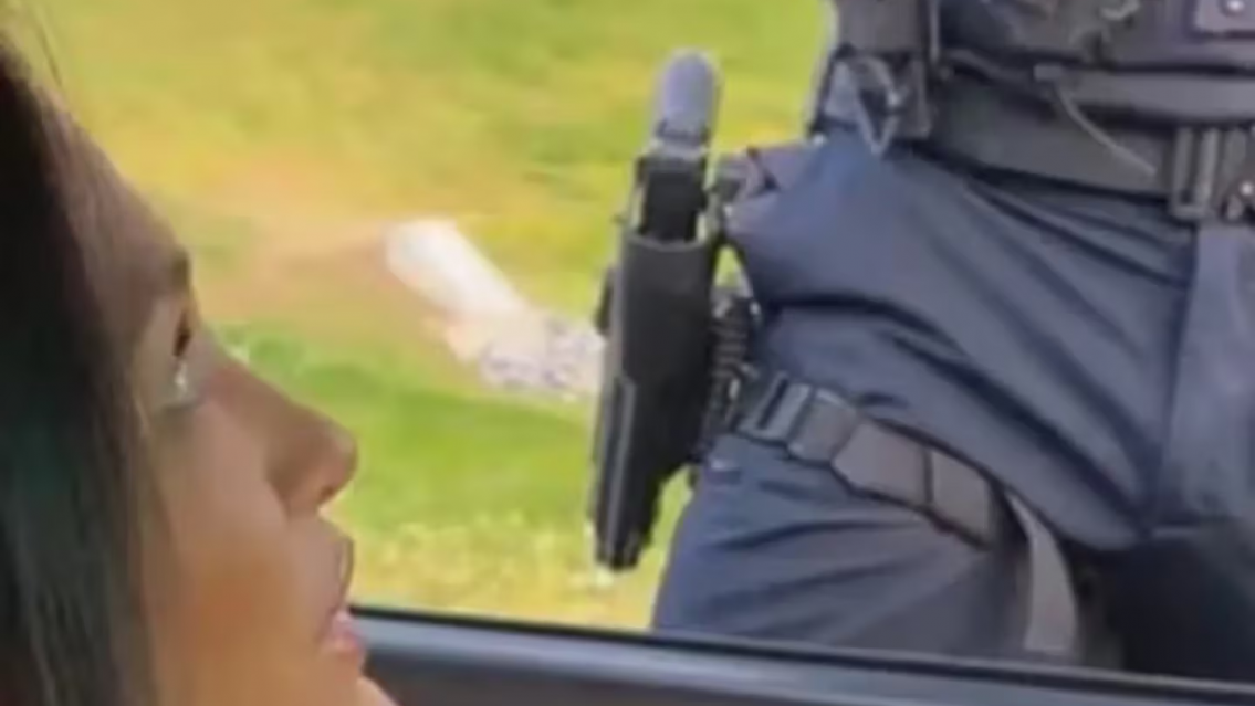 Polic�a film� un video para adultos y ten�a puesto el uniforme. Fue despedido