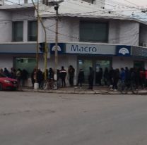 Esperar en el fr&iacute;o: Largas filas en los cajeros de Banco Macro