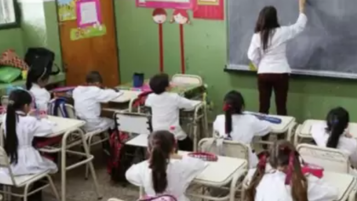 Desgracia en una escuela de Jujuy: una ventana se desprendió y se le cayó encima a un nene