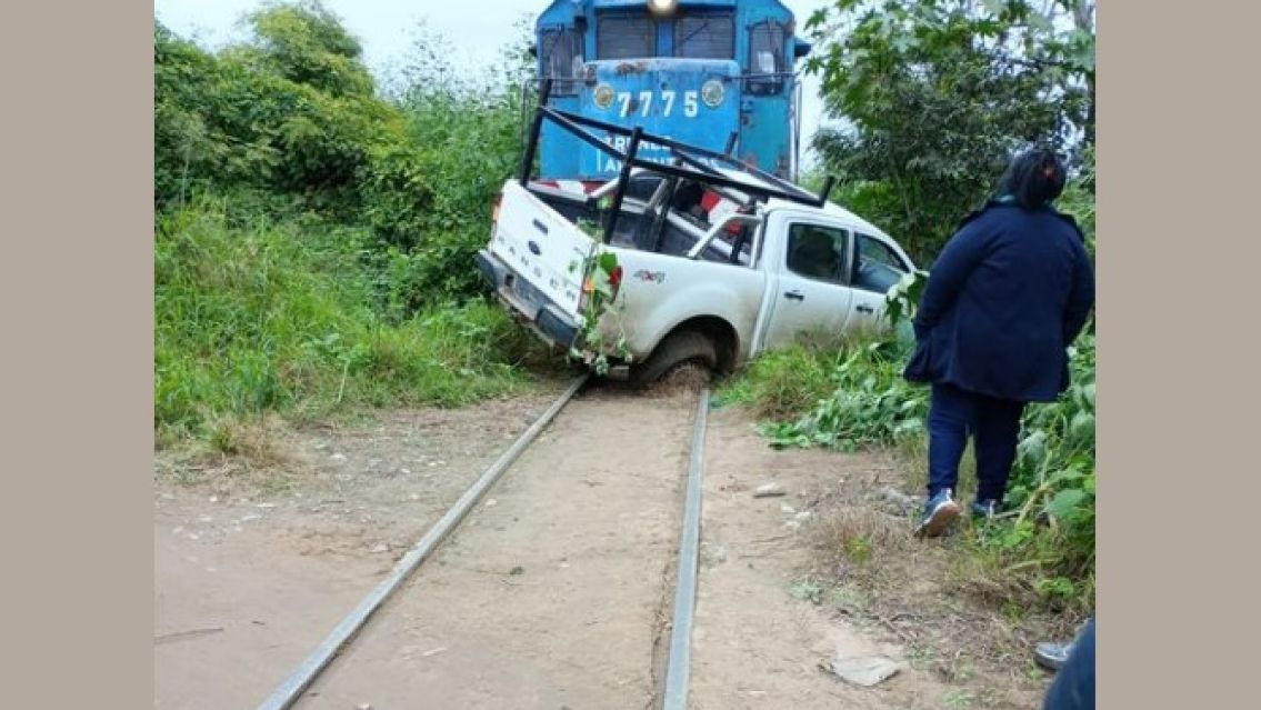 Brutal choque entre un tren y una camioneta en Fraile Pintado