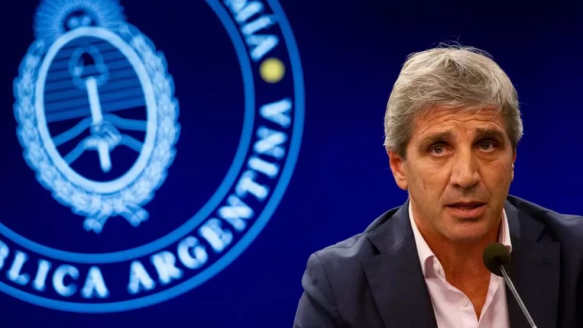 Luis Caputo confirmó que en abril hubo superávit fiscal por cuarto mes consecutivo