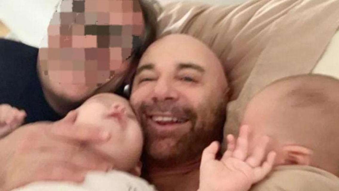 Germán Martitegui íntimo, nunca se lo vio así. Con un hombre y sus dos hijos en la cama