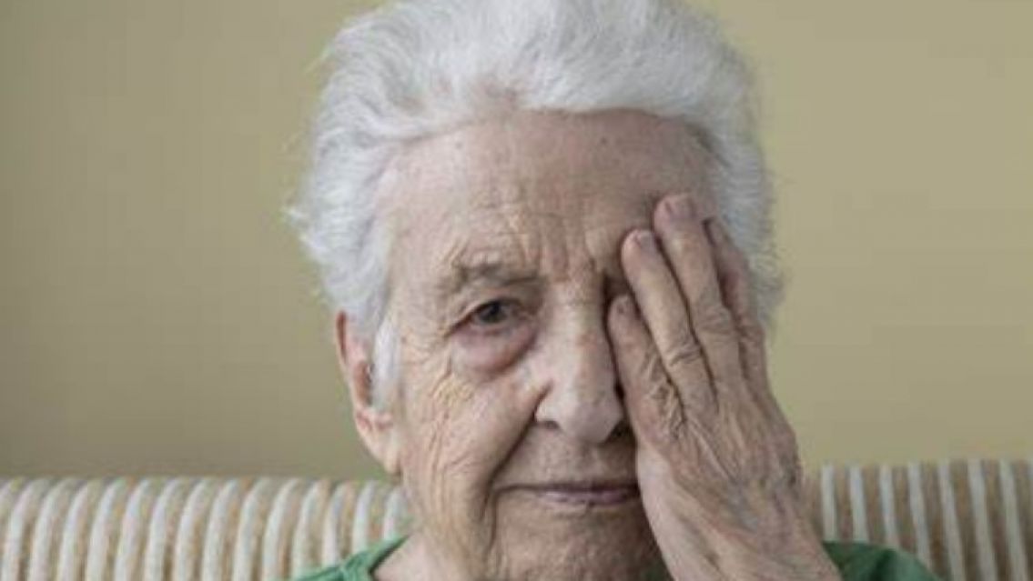 Abuelita perdió los ahorros de su vida: la estafaron de la peor forma "2 palos"