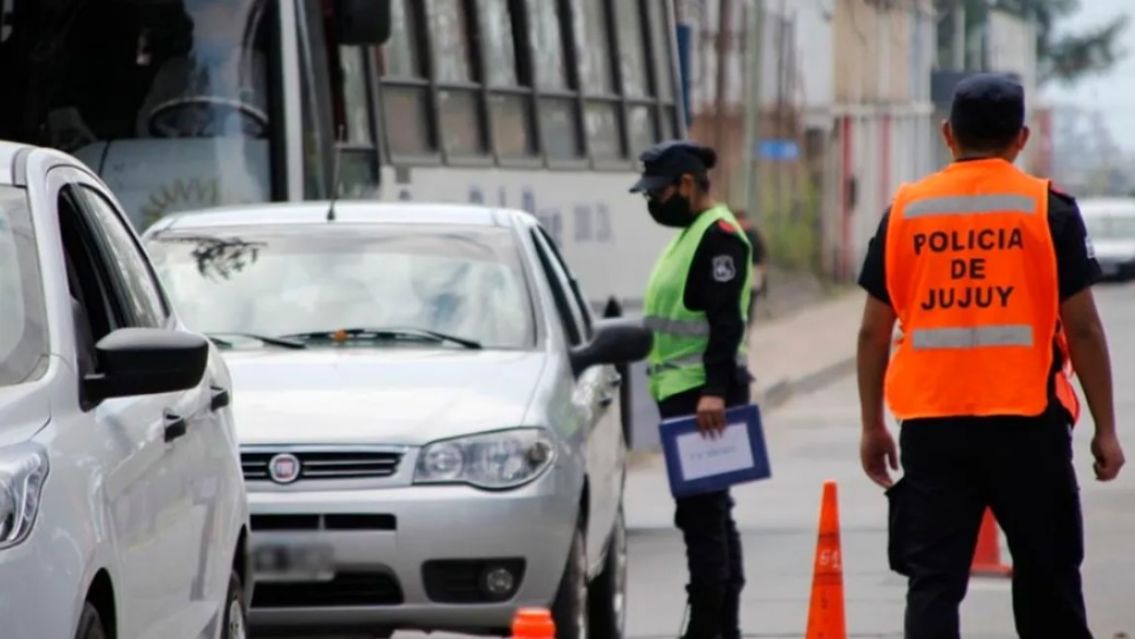 Jujeño muy "turbina" esquivó un control y chocó contra un patrullero: escondía algo prohibido