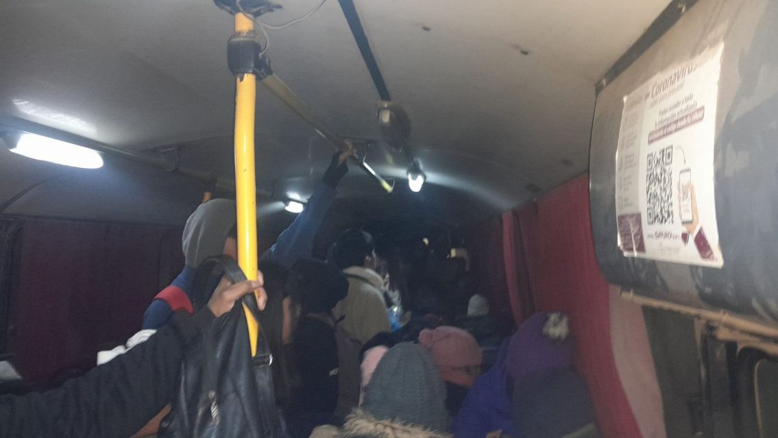 "Como animales": Así viajan los jujeños en colectivo