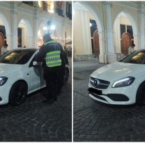 Jujeño manejaba machadito por plaza 9 de Julio en Salta y la policía lo rodeó