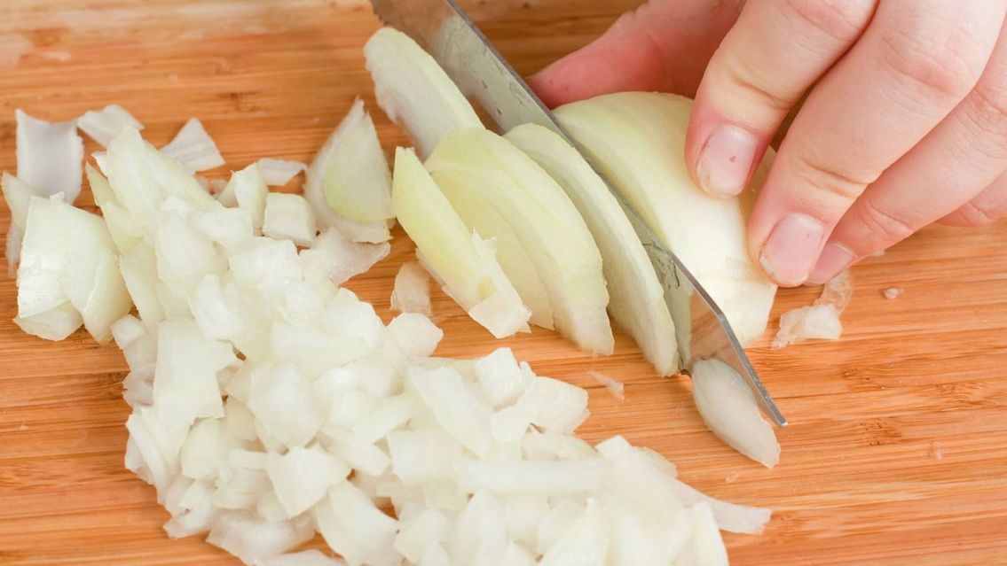 El increíble truco para picar cebolla y que no se te quede el olor en las manos
