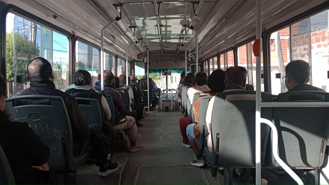 Sentía "un olor raro" y se encontró con algo asqueroso en el bondi