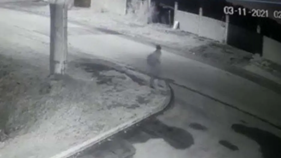 "Es el chico que murió", murmuraron. Las cámaras capturaron a "un alma en pena"