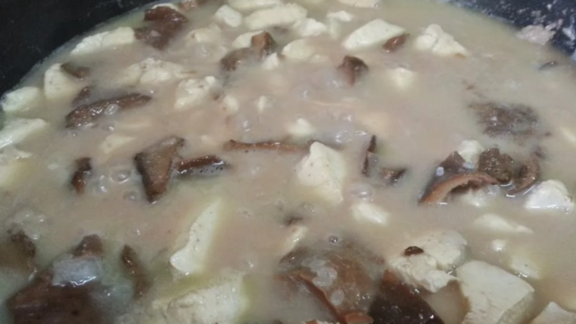 Murió un hombre después de comer un guiso: era muy asqueroso