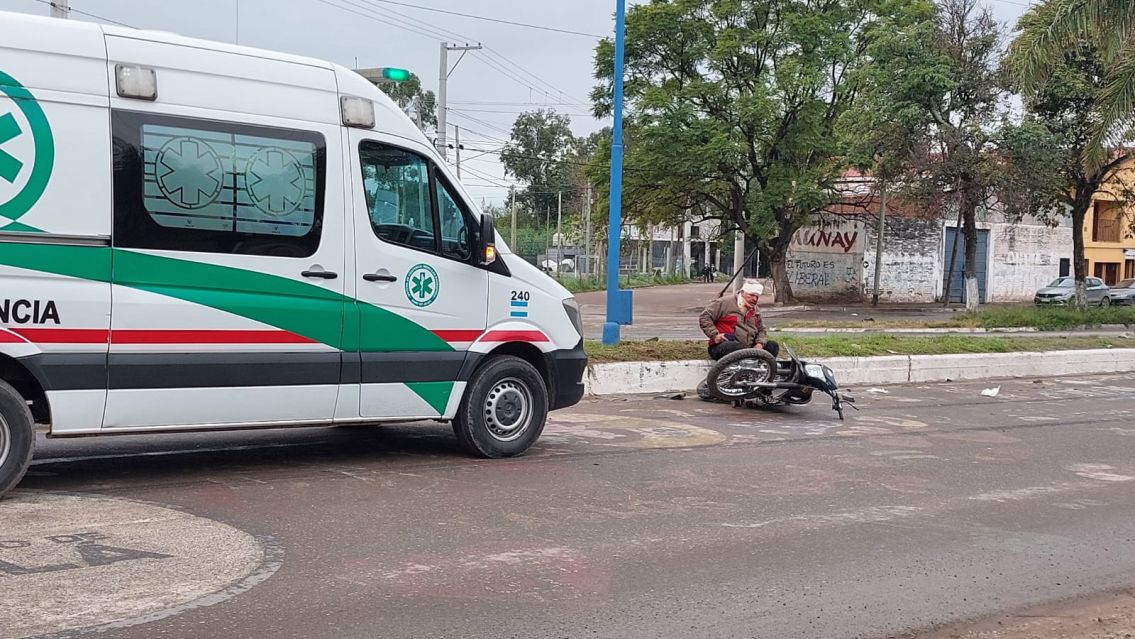 Fuerte choque en avenida Martijena: Un motociclista herido