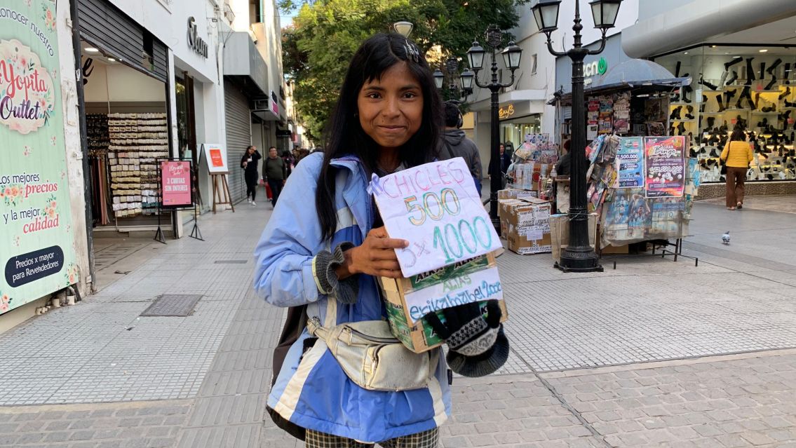 Vio a una mujer vendiendo chicles en la peatonal y le dio un regalo que la hizo llorar