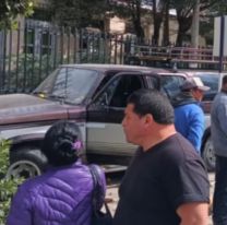 Se ahogó con hojas de coca y chocó contra una escuela