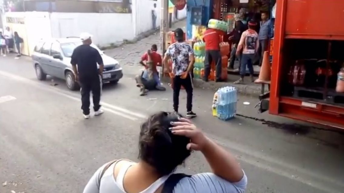 Juje�a sac� el gato del auto y le rompi� la cabeza a otra mujer