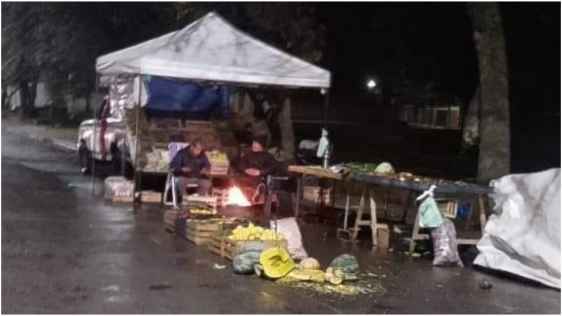 Dos verduleros norteños hacen llorar a todos: "A esta hora y bajo la lluvia"