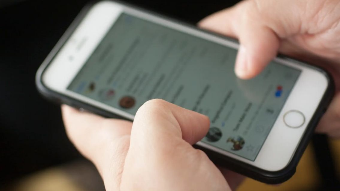 Denunciaron a profe norteño por invitar a la alumnita al telo