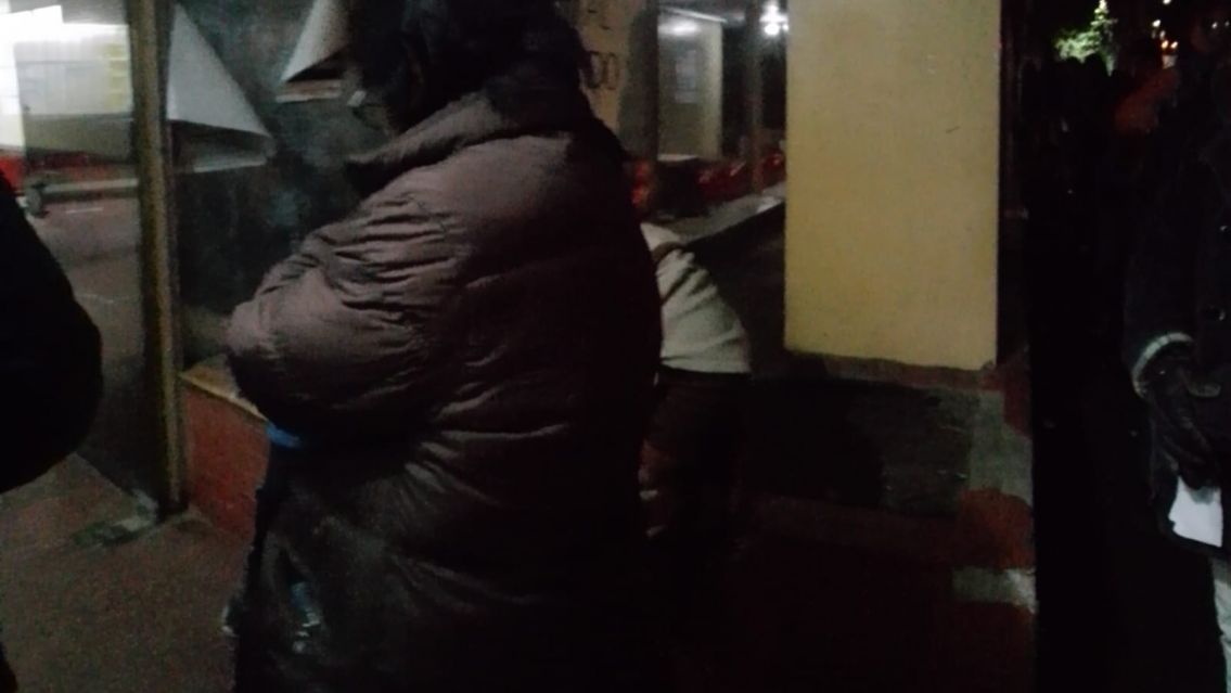 Inhumano: Jujeños esperan bajo la helada por un turno en el hospital
