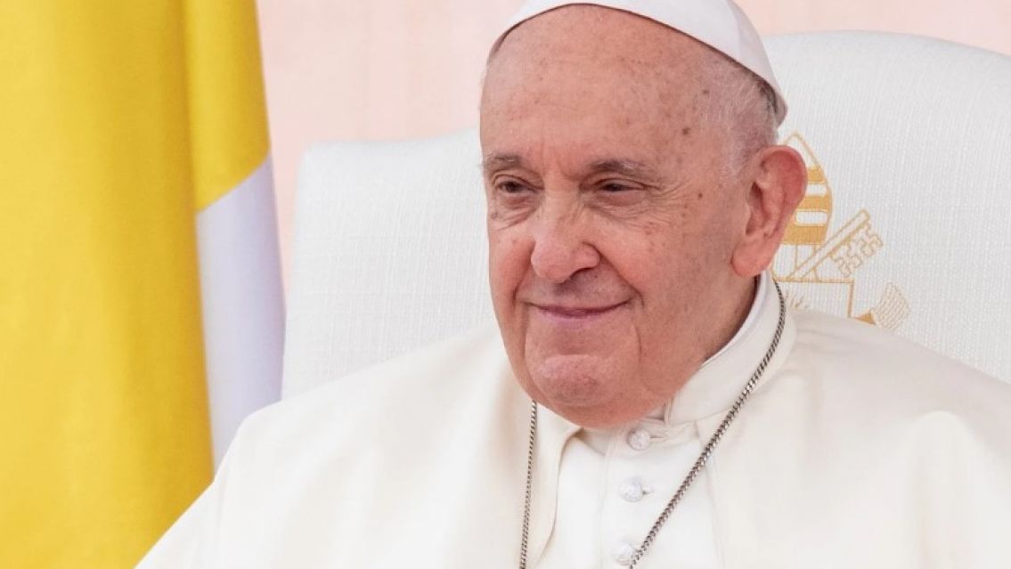 Juje�a emocion� en persona al Papa Francisco con un regalo�
