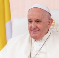 Jujeña emocionó en persona al Papa Francisco con un regalo
