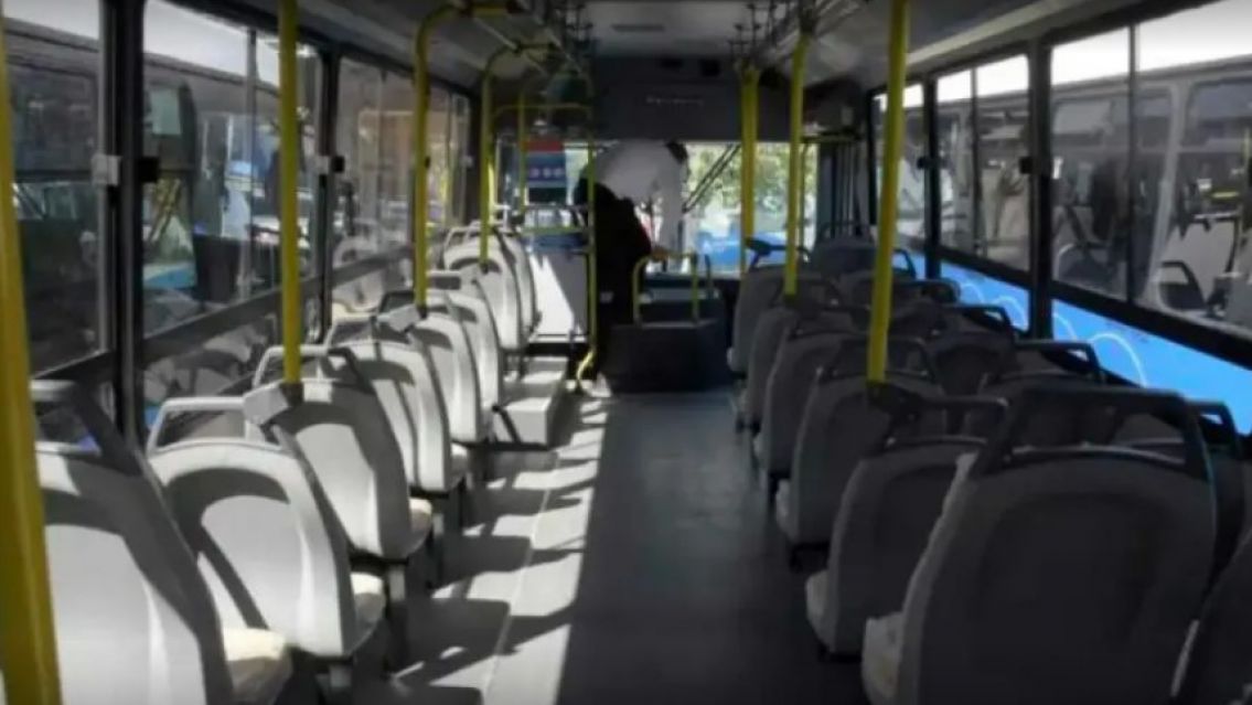 Se le enganchó la mochila en la puerta del colectivo y murió al ser arrastrado