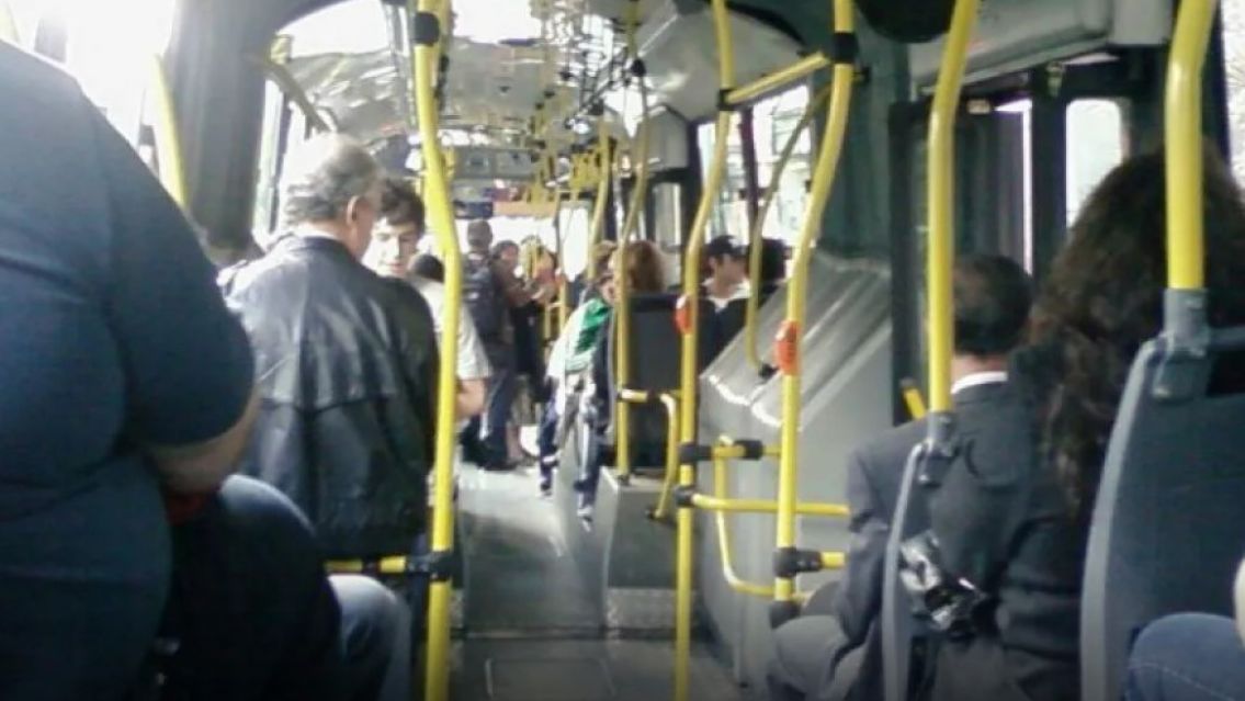 Revelaron el nombre del joven que quedó enganchado en la puerta del colectivo y murió
