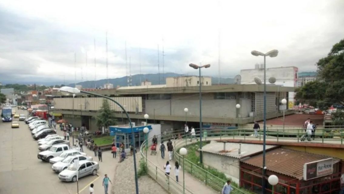 "¡Ahí está agarralo!": se hizo el vivo con un montón y terminó mal en la Vieja Terminal de Jujuy