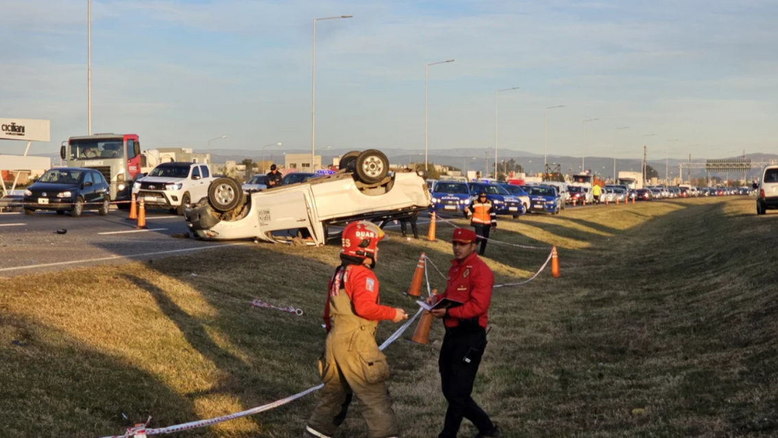 [TRAGEDIA] Camioneta se cruz� de carril y choc� varios autos: falleci� una mujer