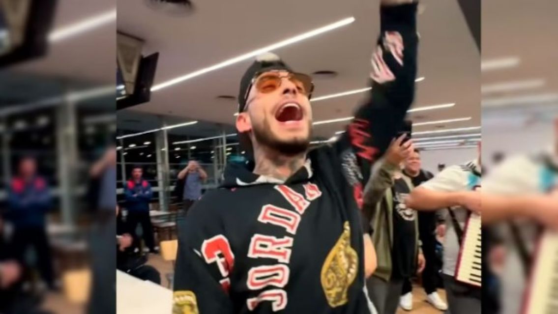 Ulises en un aeropuerto: el inesperado momento que vivió el cuartetero rumbo a España