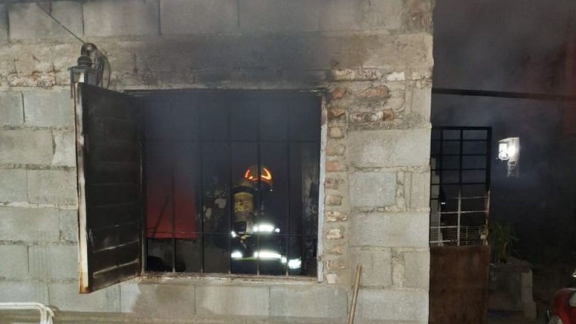 Puso a cargar el celular y se le prendi� fuego la casa: perdi� todo