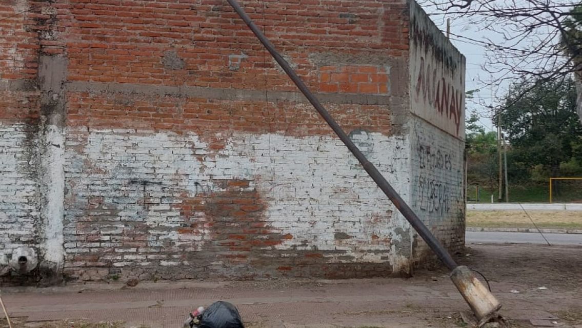 Un poste cayó sobre una casa y nadie hace nada: Indignación en Palpalá