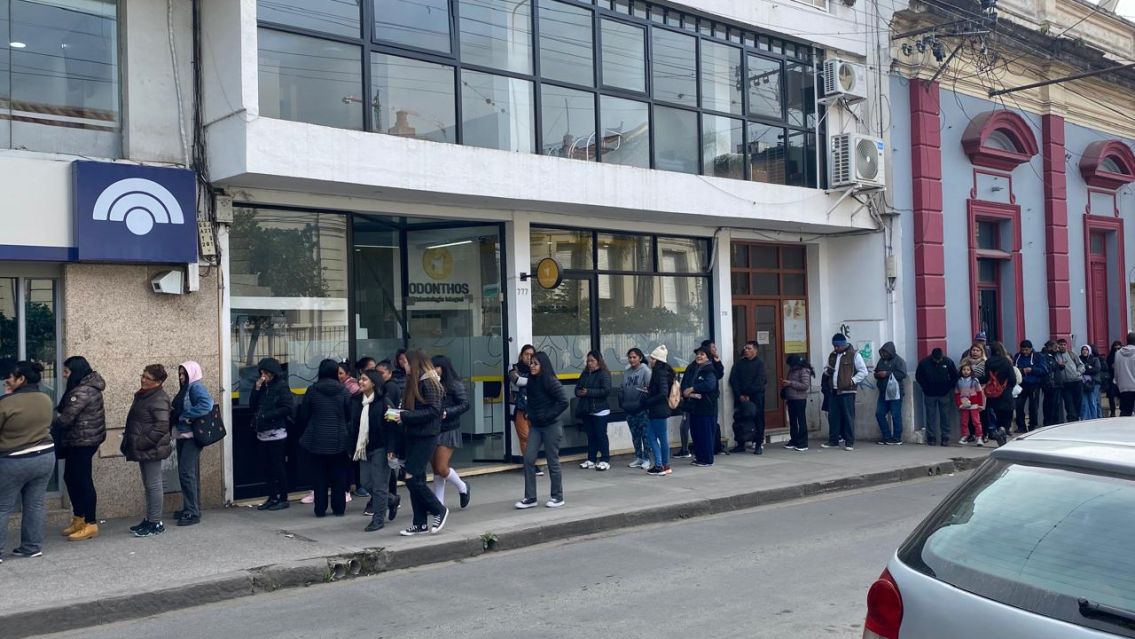 ¿Y si ponen más cajeros? Largas filas para poder cobrar en Macro